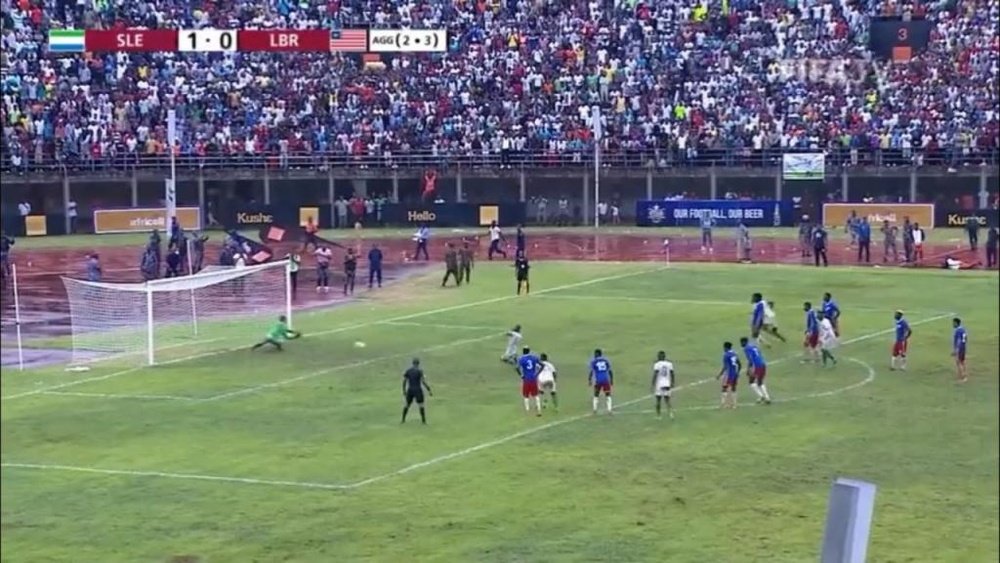 The Sierra Leone player who missed this penalty was attacked in his own home. Captura/FIFA