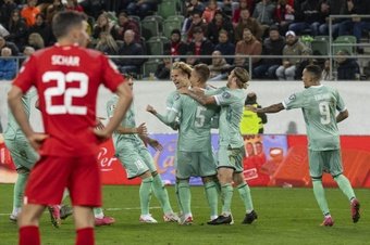La Selección Suiza consiguió un empate 'in extremis' ante Bielorrusia (3-3). El conjunto helvético comenzó por delante en el marcador, pero vio como su rival le dio la vuelta. Akanji y Amdouni amarraron un punto que supo a poco con sus goles en el 89' y 90'.