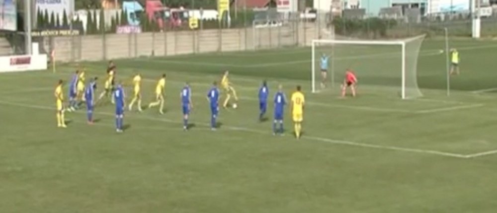 Imagen del peculiar lanzamiento de penalti del Luzna y el Rovinka. Youtube