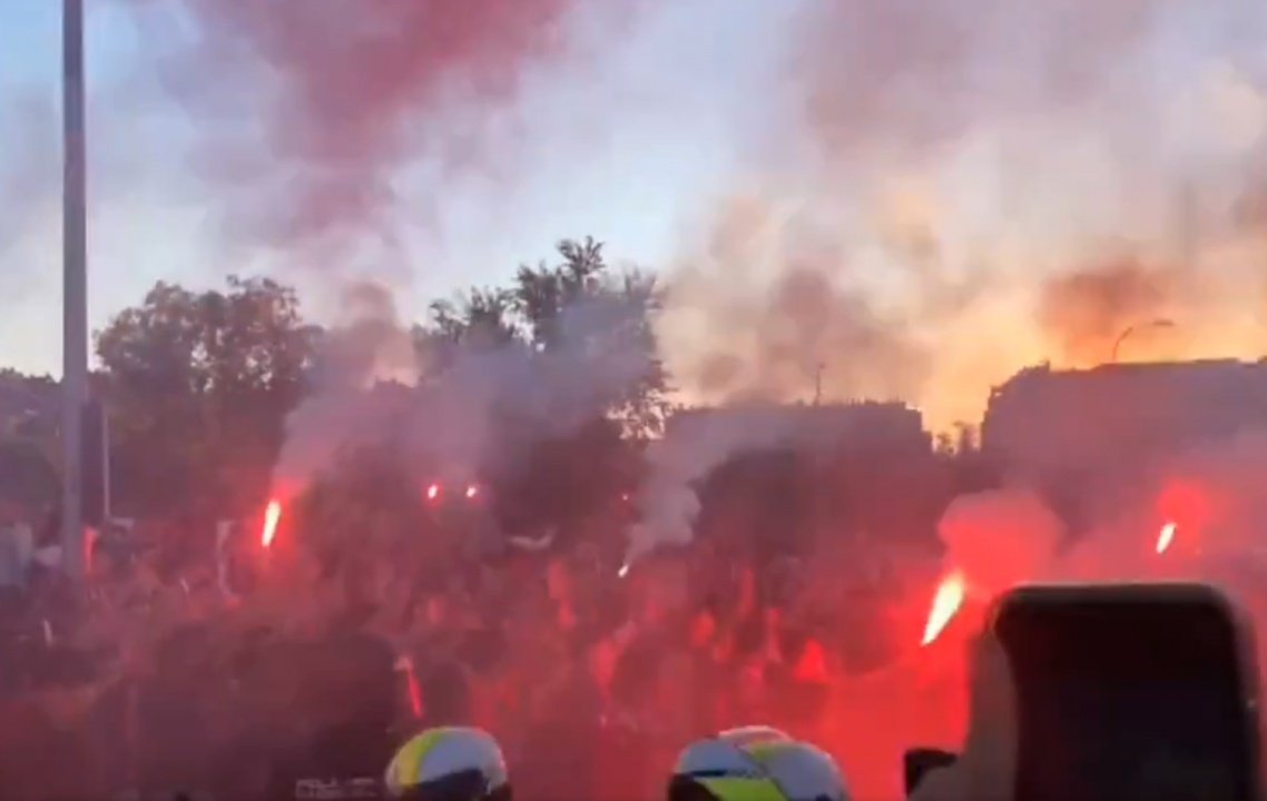 Marea rojiblanca para recibir al Atleti; el Madrid, sin contratiempos en su llegada. Captura/Marca