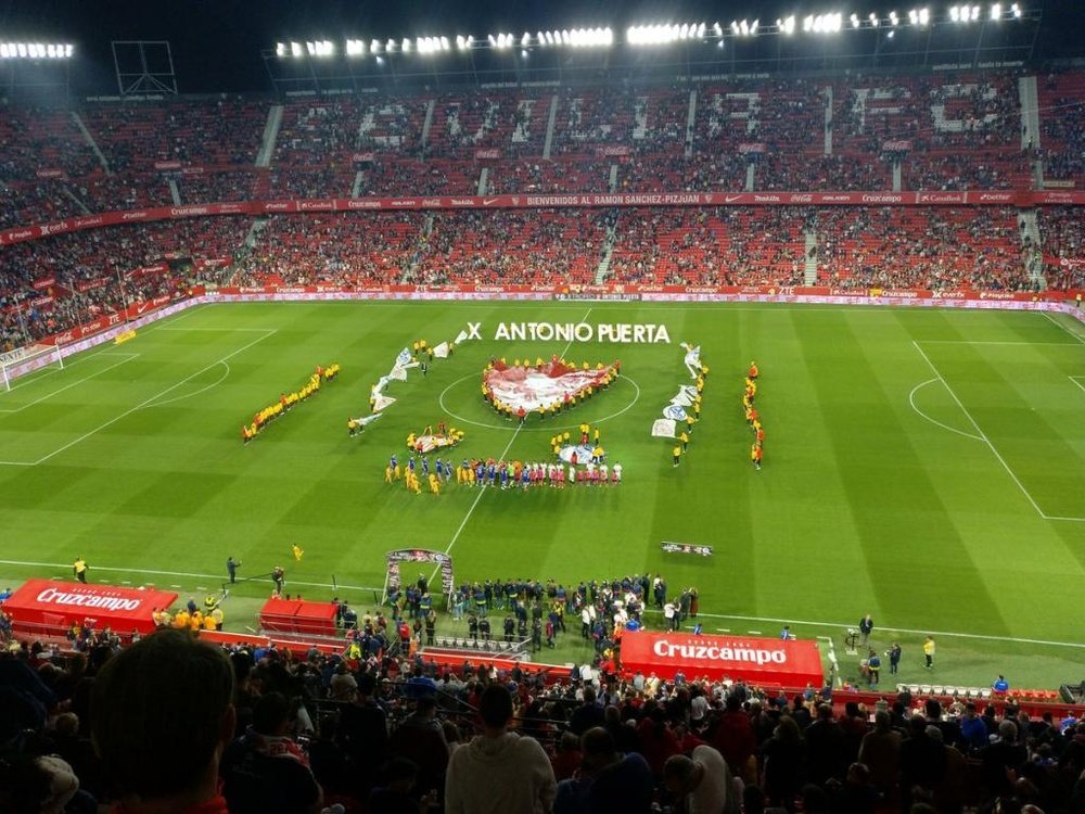 El Sevilla logra su trofeo más especial. Twitter/SaraJimMal