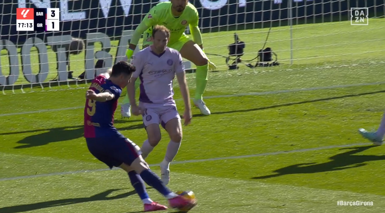 O Barcelona selou sua vitória sobre o Girona com o 4-1. O responsável foi Robert Lewandowski, que anotou um doblete e alcançou os 25 gols nas 28 rodadas que disputou, mantendo-se na liderança da artilharia da Primeira Divisão.
