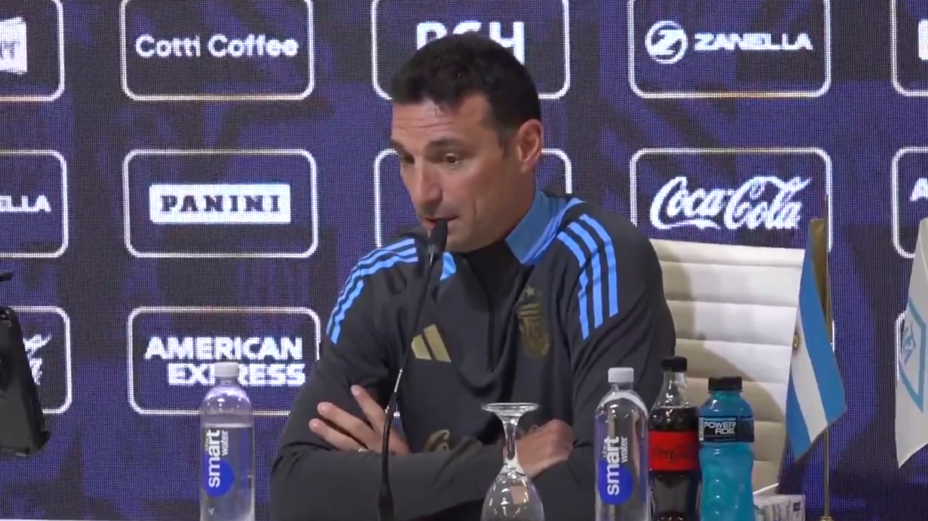 O técnico da Argentina, Lionel Scaloni, falou em entrevista coletiva na véspera do confronto contra o Equador. Sobre a participação de Lionel Messi na próxima Copa do Mundo, o técnico admitiu que não discutiu o assunto com o craque e declarou que respeitará qualquer decisão dele.