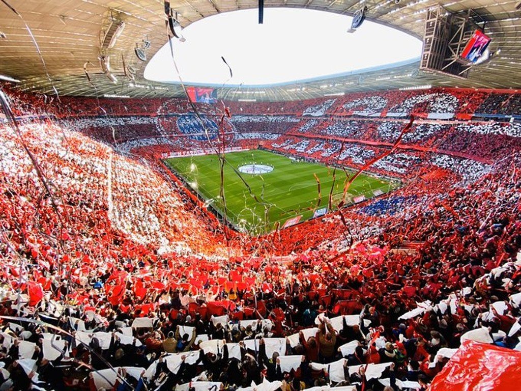 O Bayern celebrou seu 120º aniversário com mosaico e camisa retrô. Twitter/FCBayern