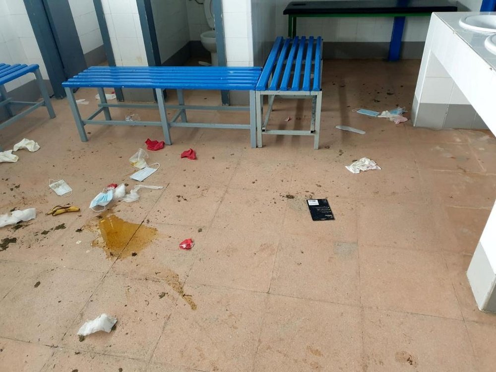 Sevilla left the dressing room in a poor condition after beating Linares. Twitter/DeportesCuatro