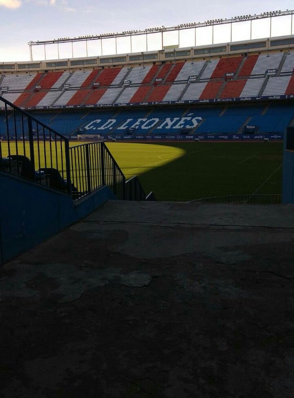 CD Leonés puede leerse ahora en las gradas del Calderón. Twitter/FA82Oficial