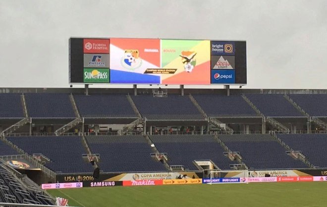 Imagen del videomarcador del estadio Citrus Bowl con la bandera de Bolivia mal representada. Twitter