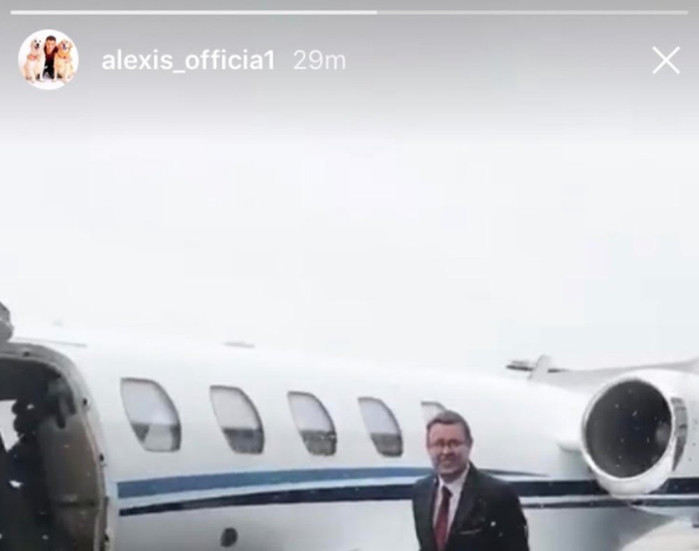 Parece que Alexis ya vuela a Manchester. Instagram