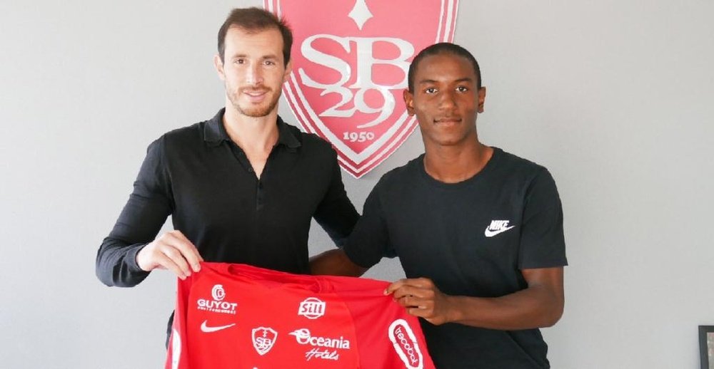 Ibrahima Diallo llegó para reforzar al Brest. Twitter/SB29