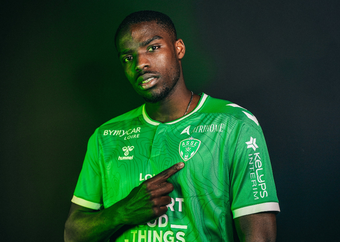 Everton's board have confirmed that Niels Nkounkou has returned to the club after a spell at Cardiff City, but went back out on loan to Saint-Etienne.