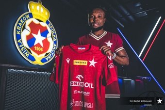 A través de un comunicado en las redes sociales, la directiva del Wisla Cracovia anunció la contratación de James Igbekeme, procedente del Real Zaragoza. El nigeriano firmó a préstamo con el club polaco hasta el final de la temporada.