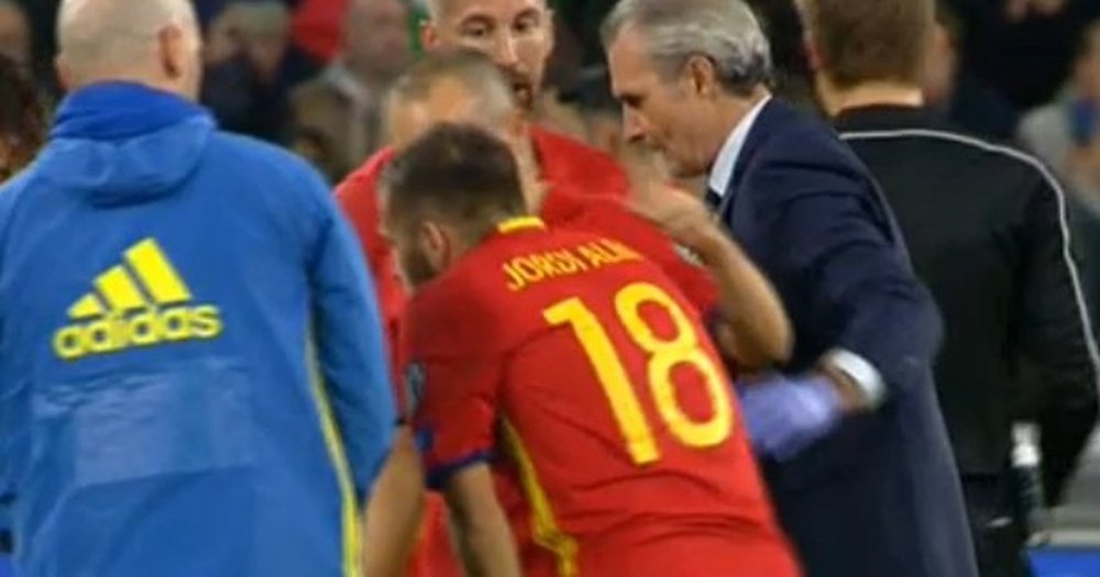 Imagen televisiva del momento en que Jordi Alba se retira lesionado del partido contra Italia. TVE