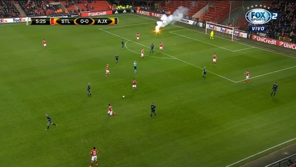 El Standard-Ajax tuvo que pararse por el lanzamiento de bengalas