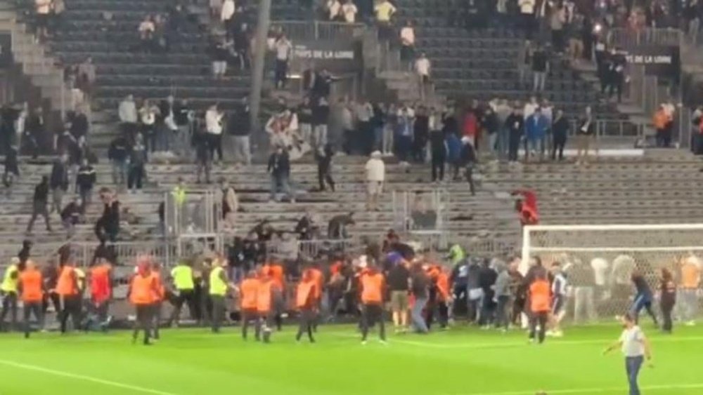 Los ultras del Marsella se enfrentaron a los del Angers. Captura/Twitter/MattMargueritte