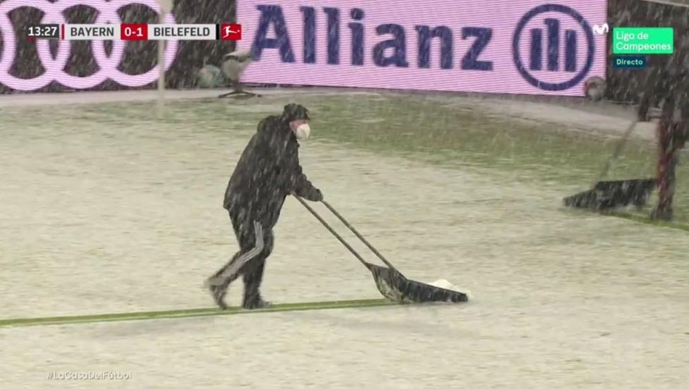 La intensa nevada obligó a parar unos minutos el Bayern-Arminia. Captura/MovistarLigadeCampeones
