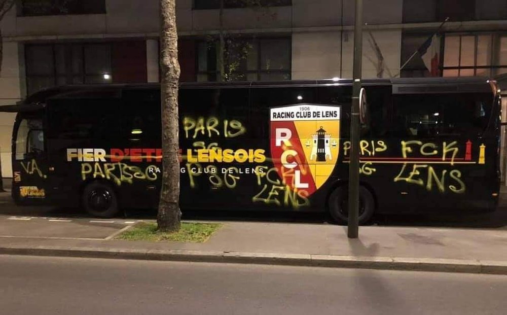 Os torcedores do PSG depredaram o ônibus do Lens. Twitter/Arnaud Desmaretz