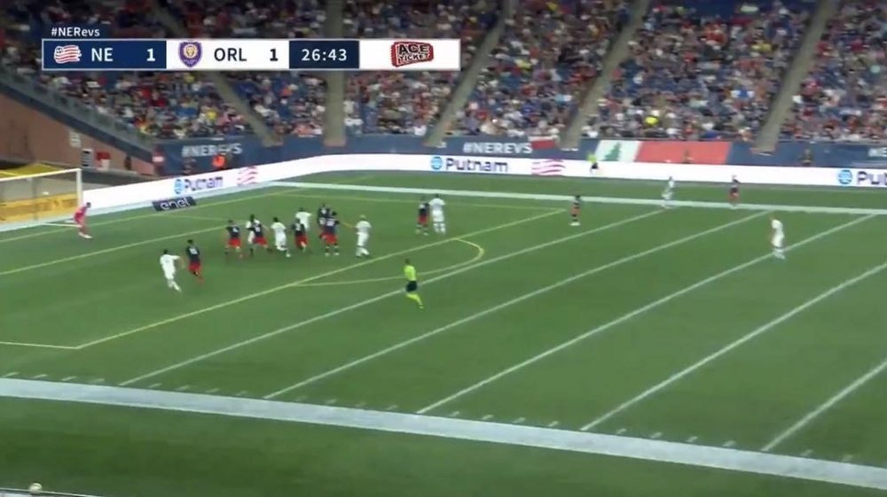 El Gillette Stadium, con las líneas de fútbol americano. Captura/DAZN