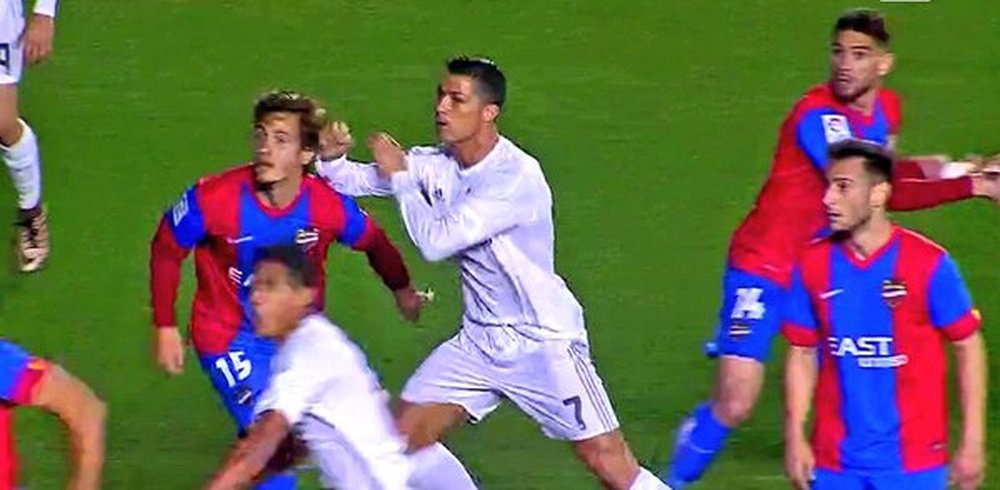 Cristiano Ronaldo a donné un coup au visage de son adversaire. Twitter