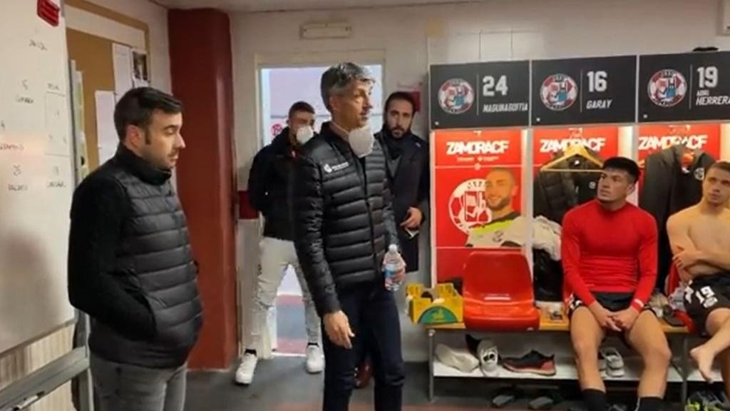 Imanol se pasó por el vestuario rival para felicitar al contrario por su juego. Captura/ZCFoficial
