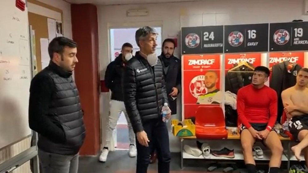 Imanol se pasó por el vestuario rival para felicitar al contrario por su juego. Captura/ZCFoficial