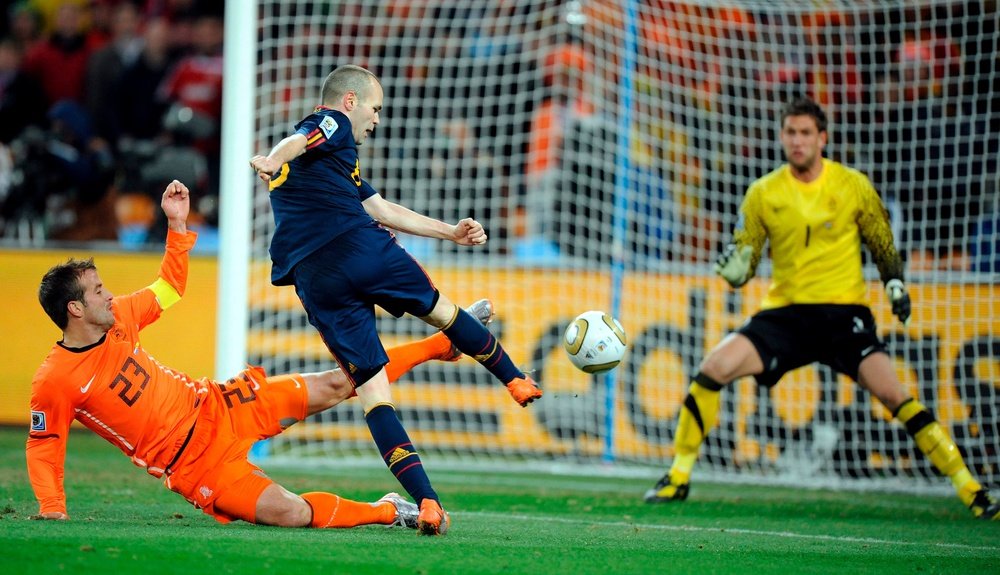 Iniesta, en el momento de marcar el gol en la final del Mundial 2010 ante Holanda. AFP