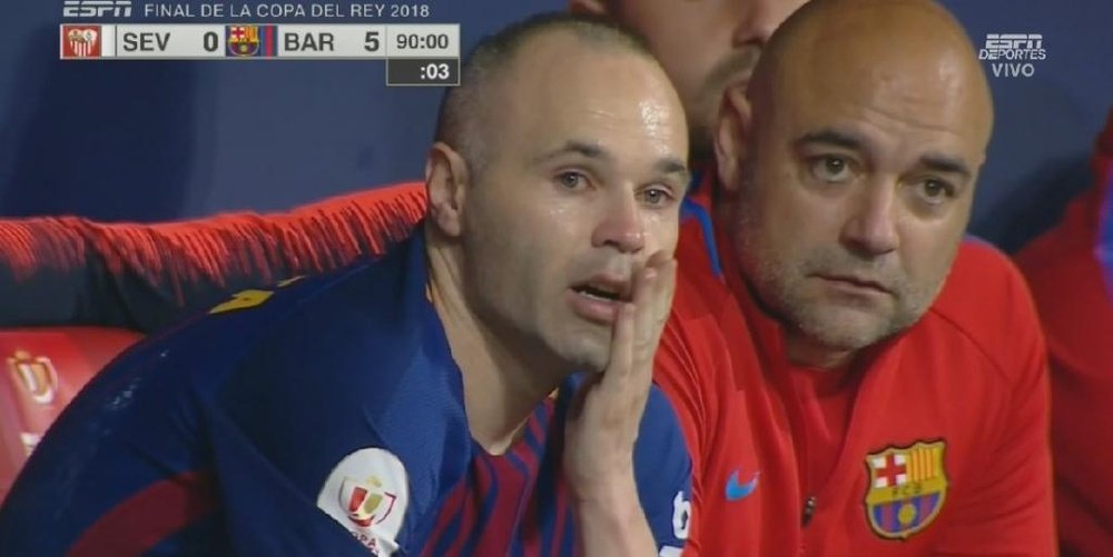 Iniesta, pleurant sur le banc après la finale de la Coupe du Roi. Twitter/ESPN
