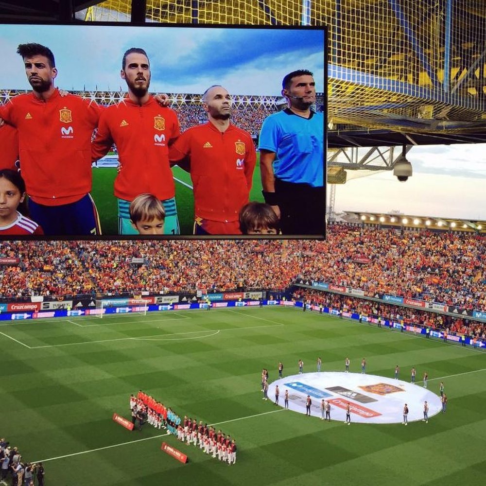 Iniesta received yet another standing ovation. Twitter/CristinaBea