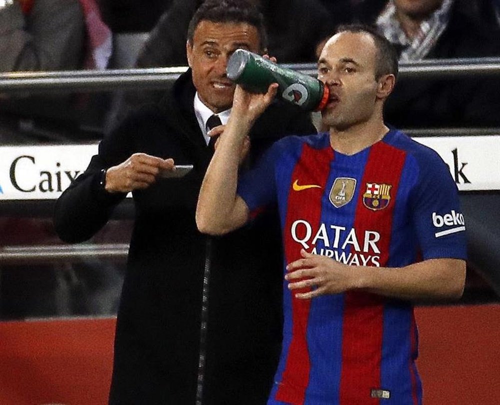 Iniesta reçoit des instructions de son coach, Luis Enrique pendant le match contre Real Madrid. AFP