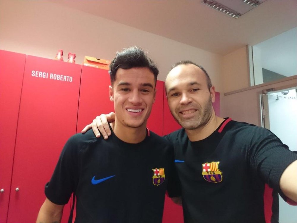 Iniesta y Coutinho, juntos en el vestuario del Barça. Twitter/AndrésIniesta8