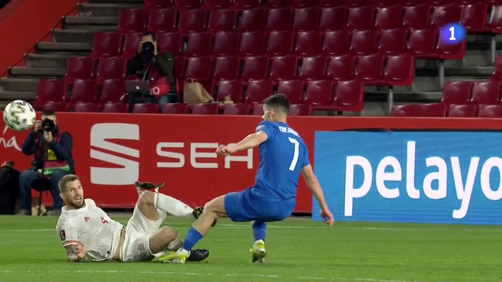 Íñigo le clavó los tacos en la rodilla a un rival y Grecia empató de penalti