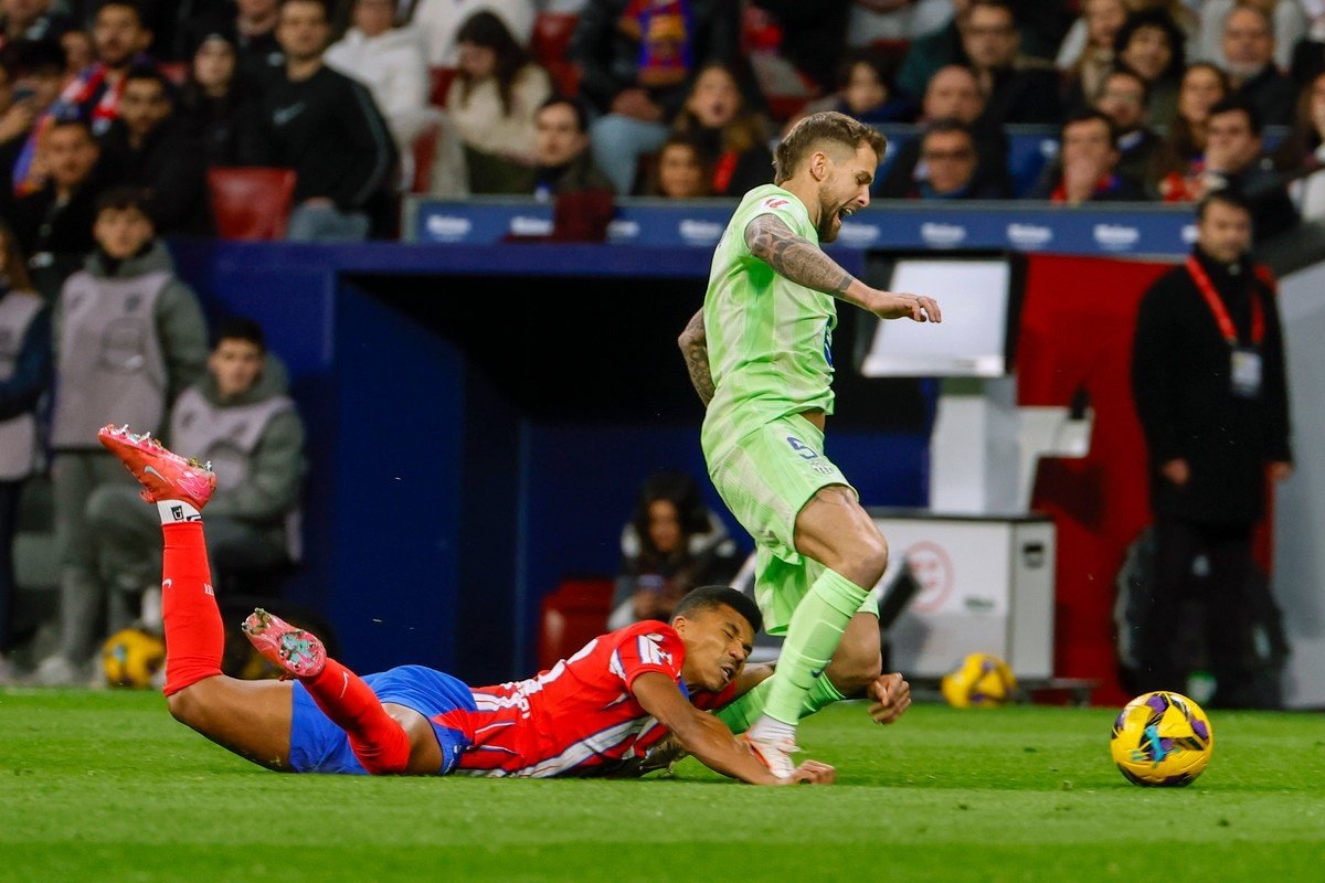 Barcelona confirm Inigo Martinez sidelined with knee injury