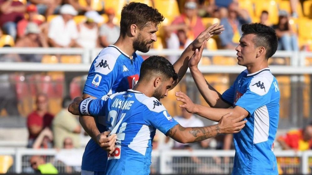 Insigne y 'Chucky' Lozano felicitan a Fernando Llorente tras su segundo gol en el Lecce-Nápoles de la temporada 19-20 en la Serie A. Twitter/sscnapoli