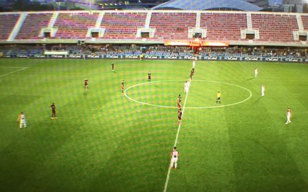 Instantánea del Barcelona B-Hospitalet en la que se puede apreciar que hay un jugador del equipo catalán en campo azulgrana. Twitter