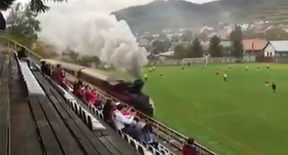 Instantánea del tren pasando por el campo del TJ Tatran Čierny Balog durante un partido. Youtube
