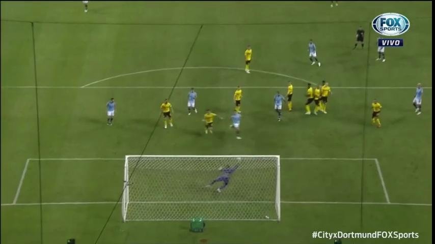 Mahrez estuvo muy cerca de encontrar el empate con un gran lanzamiento de falta. FoxSports