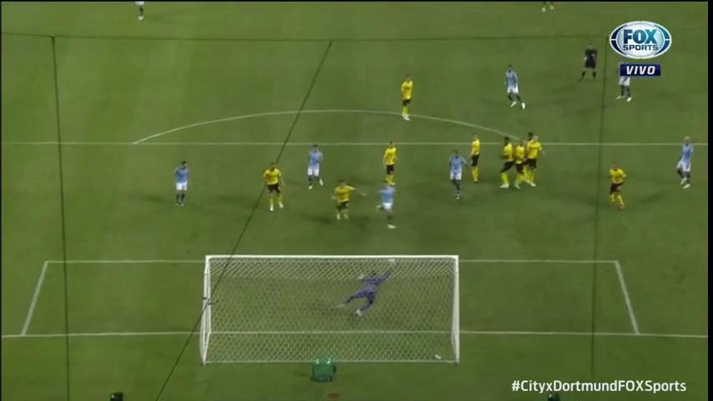 Mahrez estuvo muy cerca de encontrar el empate con un gran lanzamiento de falta. FoxSports