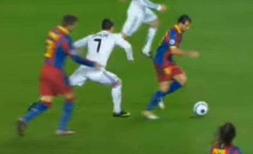 Falta de Cristiano por la que anularon un gol a Higuaín ante el Barcelona