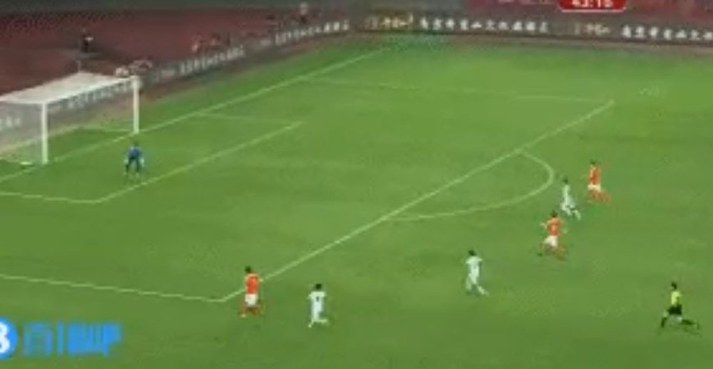 Wu Lei se dejó todo el físico para el segundo gol de China, pero su galopada fue inútil. Captura