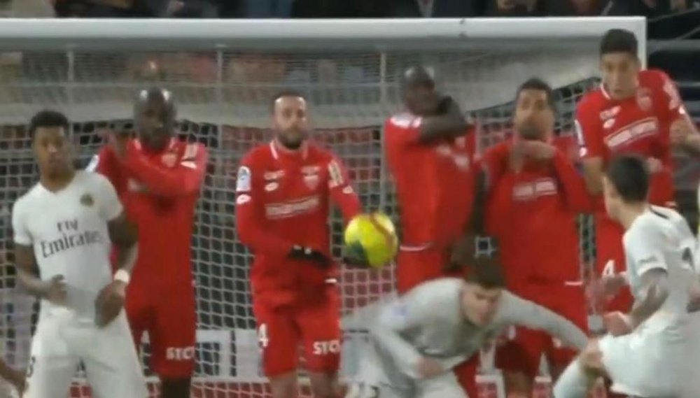 Di María marcó uno de los goles del año en Francia a balón parado. BeSoccer