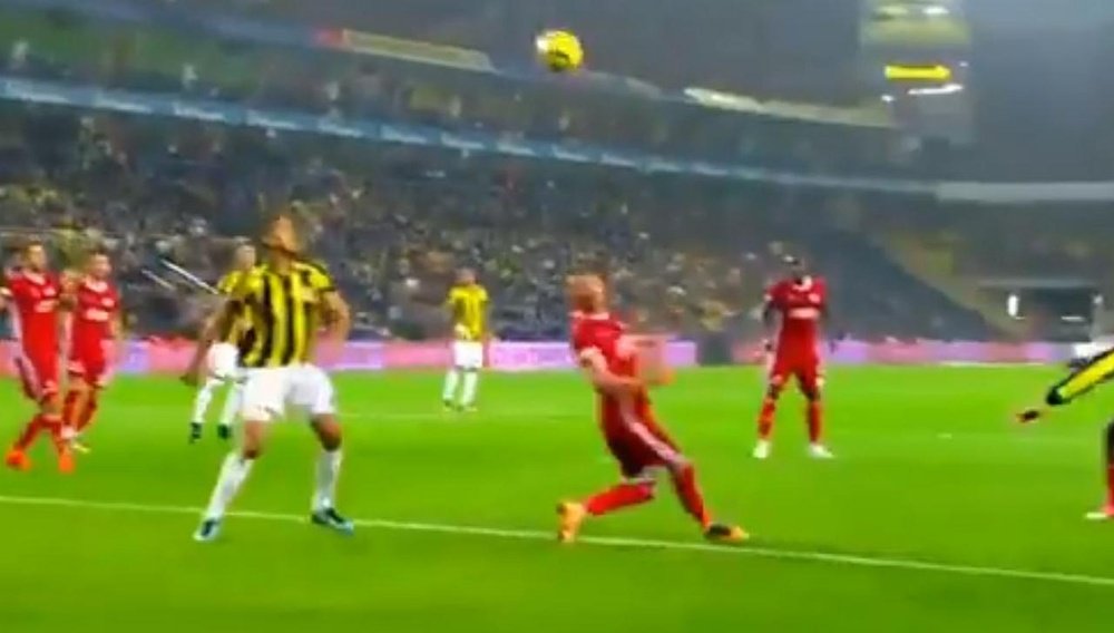 Una jugada angustiosa con final feliz para el Fenerbahçe. Twitter