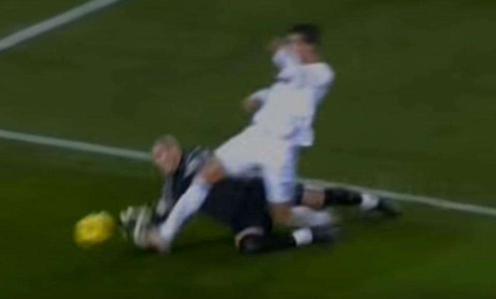 Penalti no pitado de Valdés a Cristiano en la 2010-11