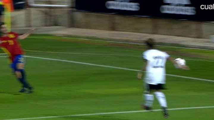 El árbitro se tragó un flagrante penalti por mano a favor de España