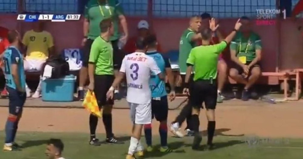 La insólita acción acabó con el técnico expulsado. Captura/TelexomSport