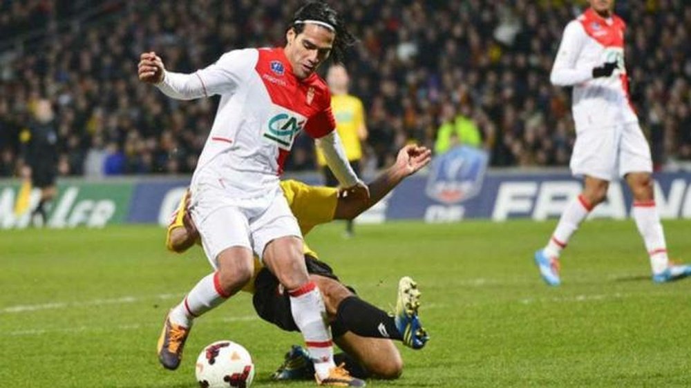 The instant in which Soner Ertek injured Radamel Falcao, in Monaco. LaGaceta