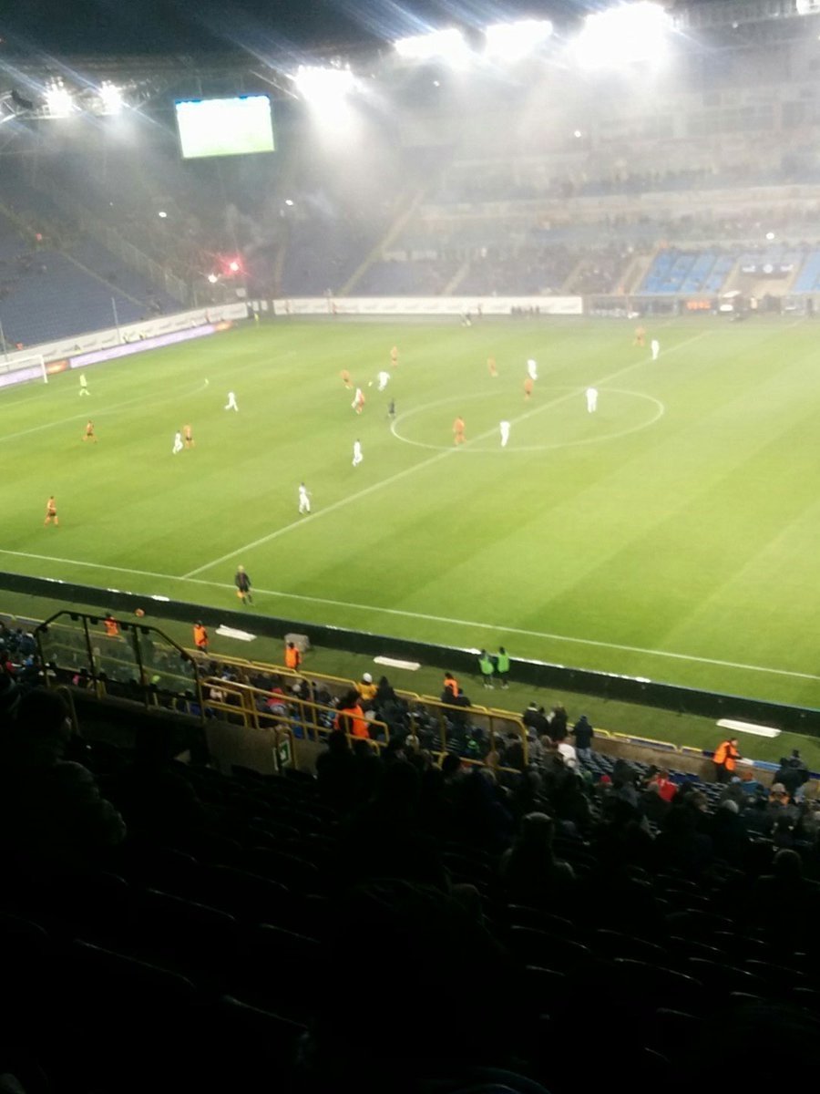 Dnipro y Shakhtar jugaron a ciegas por culpa de las bengalas
