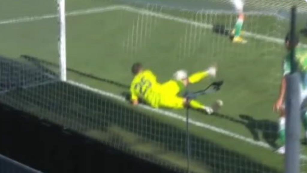 Claudio Bravo saves Betis from going down 1-0 with great double save on debut