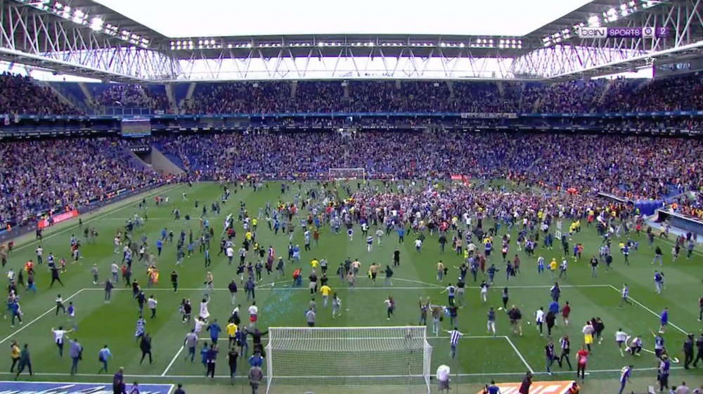 Les supporters de l'Espanyol envahissent le terrain. Capture/beIN
