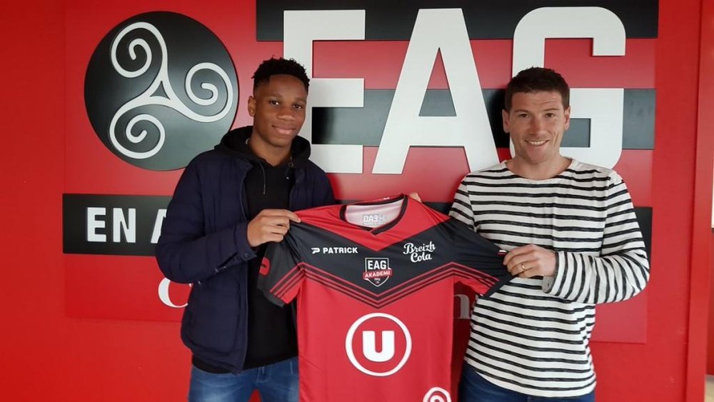 Isaac Drogba sigue los pasos de su padre. EAGuingamp