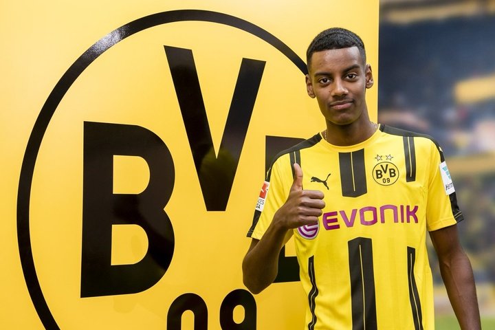 OFFICIAL: Dortmund sign Isak