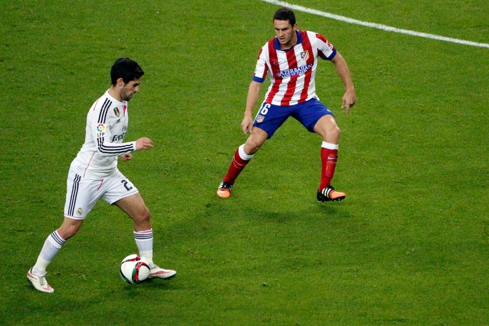 Isco, del Real Madrid, juega el balón ante Koke, del Atlético de Madrid. DSanchez17 (Flickr)